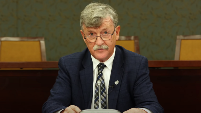 Prof. Katner - mężczyzna w garniturze i okularach