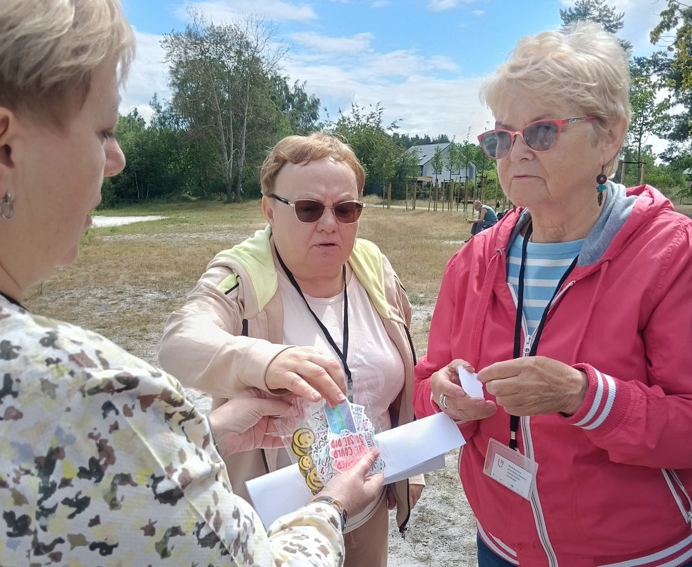 Grupa seniorów spaceruje