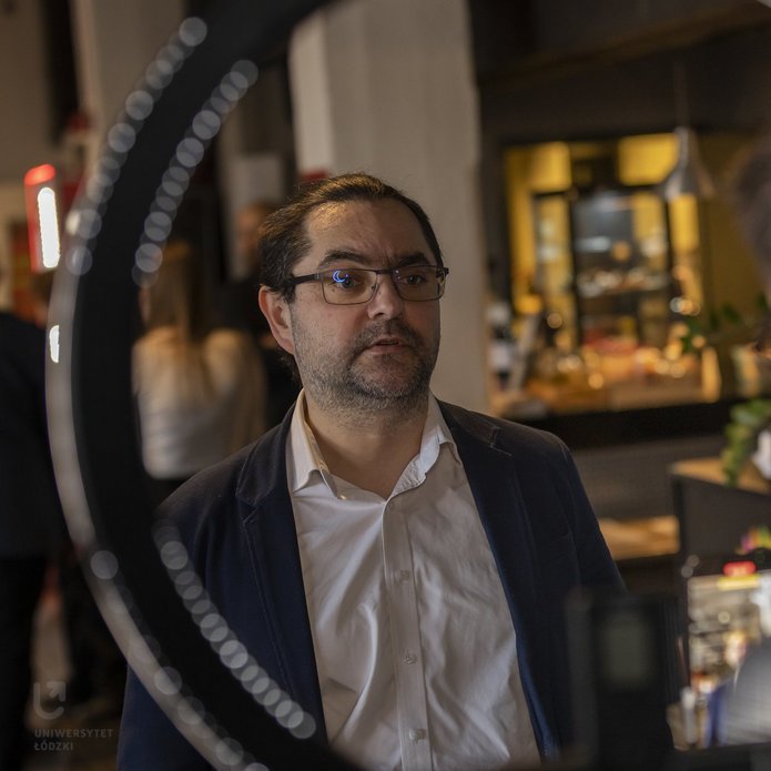 portret dra Damiana Kasprzyka podczas śniadania prasowego UŁ