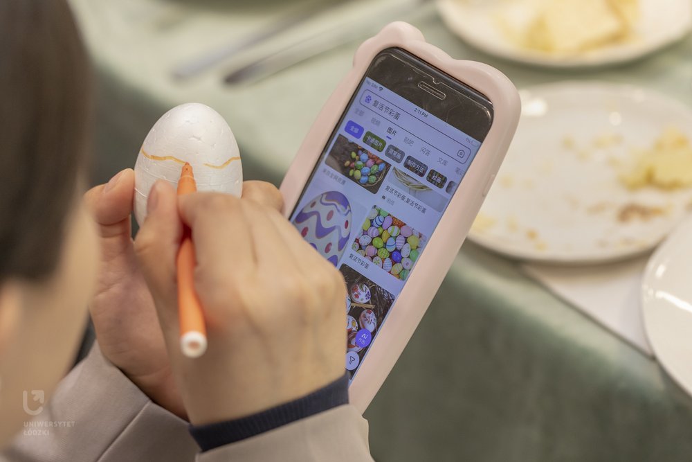 malowanie pisanek podczas obiadu wielkanocnego