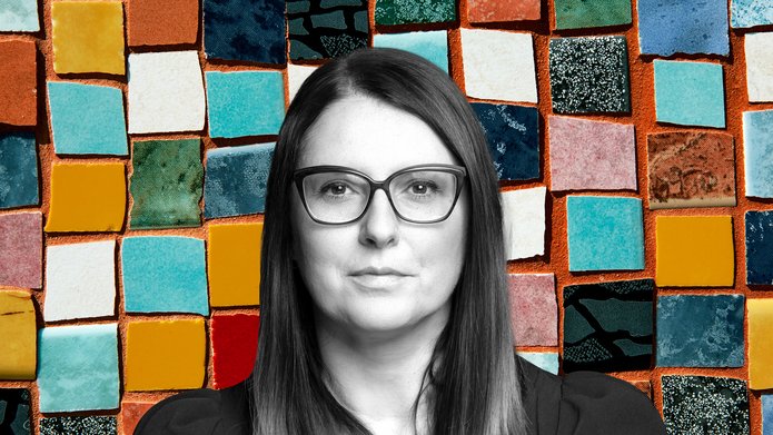 Dr Aleksandra Różalska against the background of a colorful mosaic