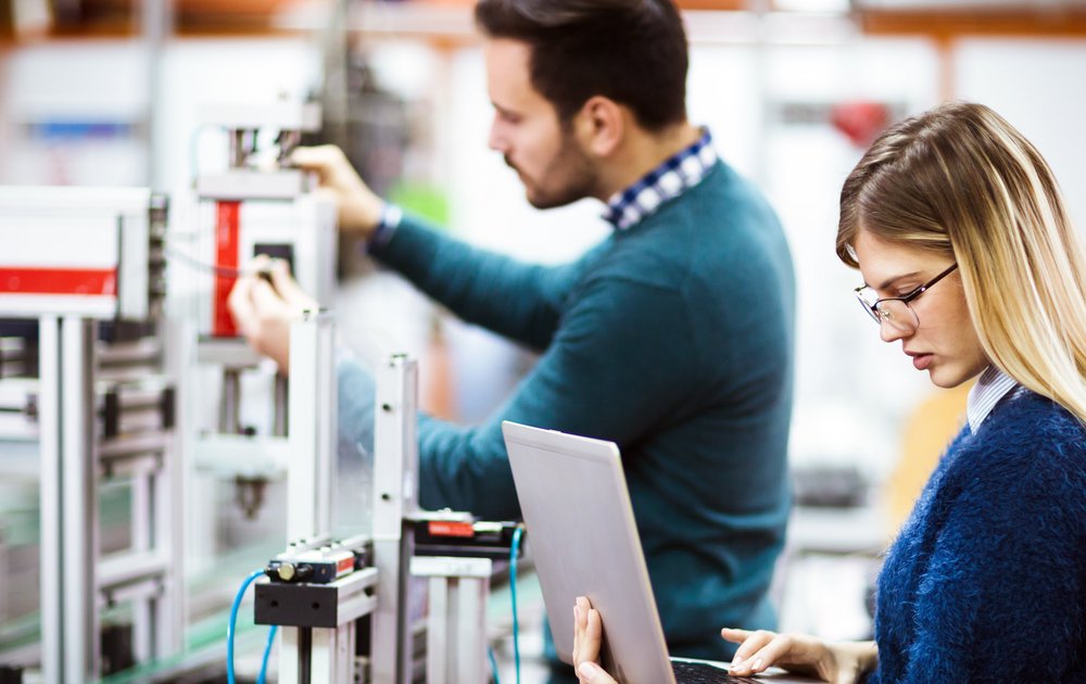 Kobieta i mężczyzna przy pracy z komputerem