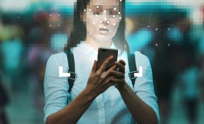 Kobieta korzystająca z nowoczesnej technologii