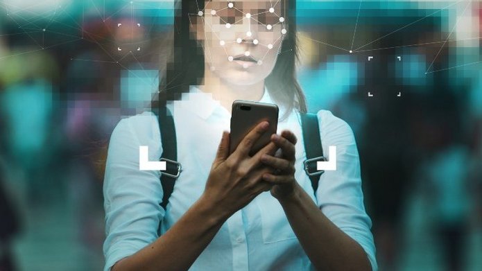 Kobieta korzystająca z nowoczesnej technologii