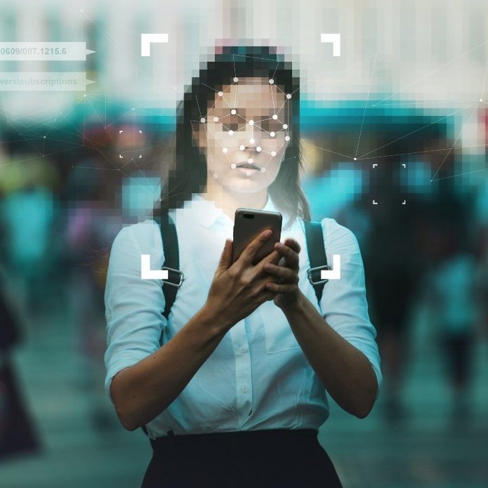 Kobieta korzystająca z nowoczesnej technologii