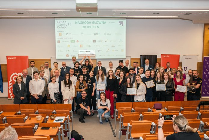 Laureaci i jurorzy konkursu EksocStartUP!