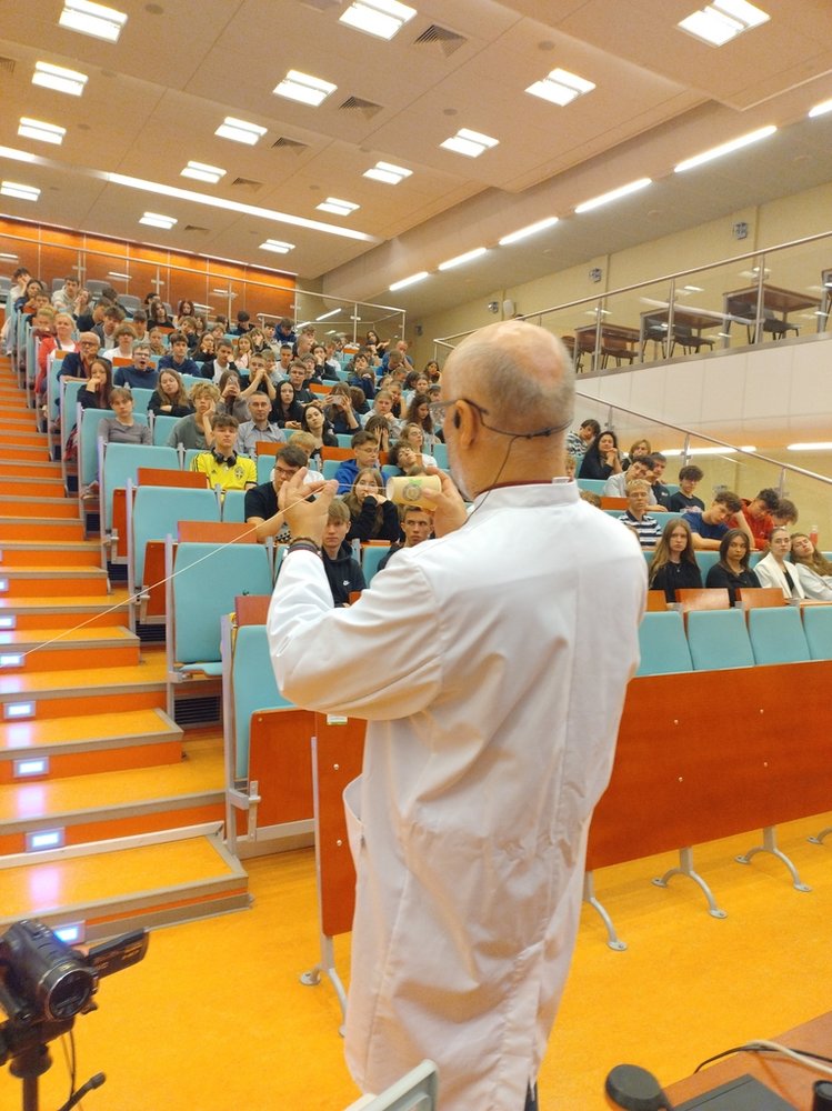 dr hab. Adam Busiakiewicz in the Assembly Hall presenting a physical experiment to students