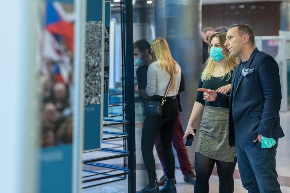 oglądający wystawę