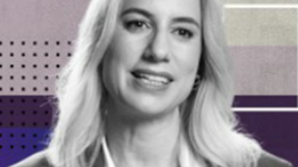 kobieta w marynarce na fioletowym tle