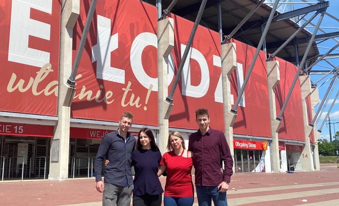studenci geografii pod stadionem Widzewa Łódź