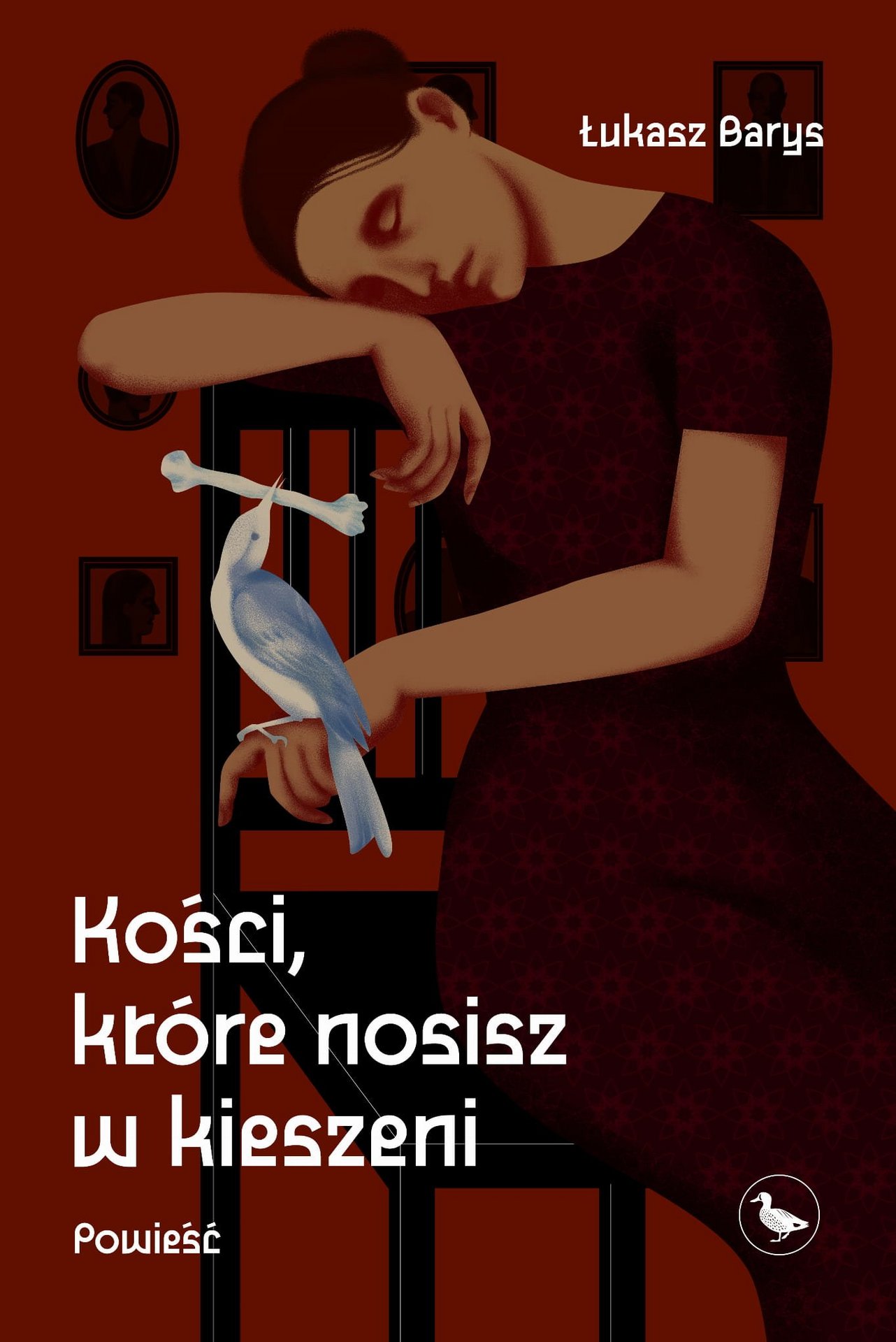 Okładka książki, kobieta siedzi na krześle, opiera głowę o rękę, śpi. Na jej dłoni siedzi niebieski ptak, trzymając kość. Patrzy się na kobietę. 