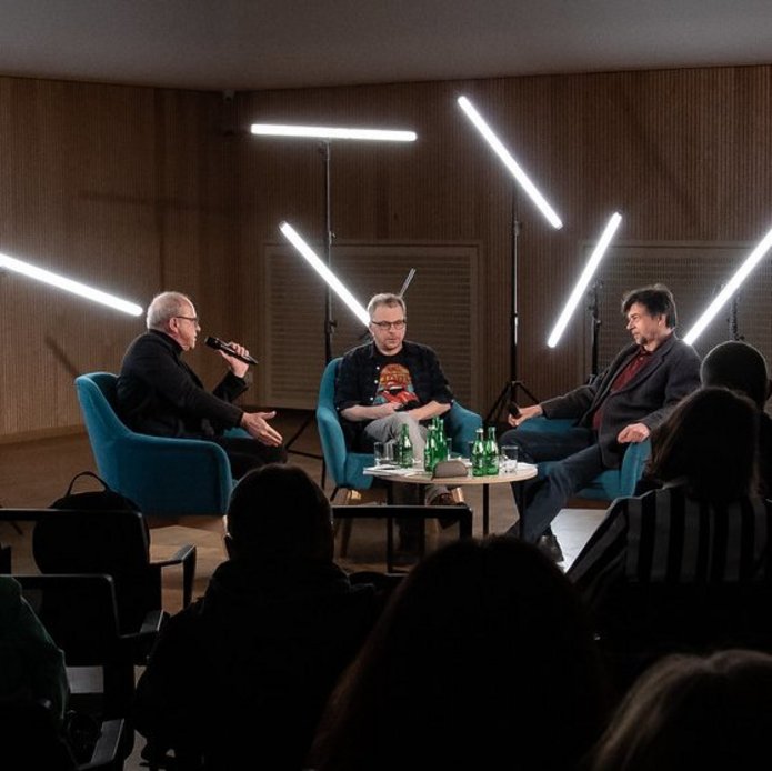 Trzech mężczyzn w fotelach