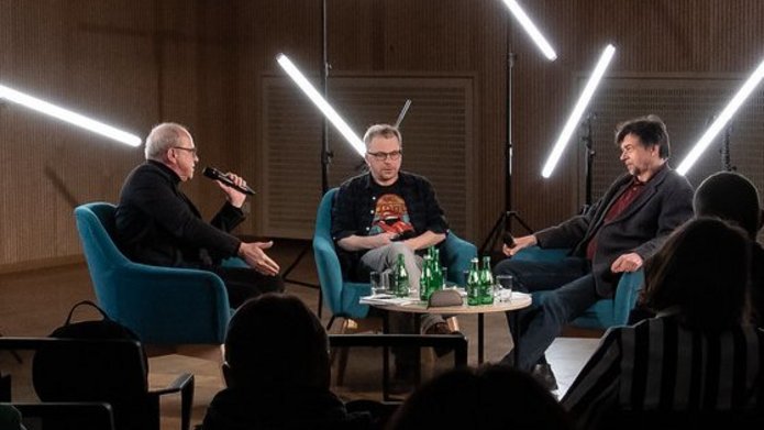 Trzech mężczyzn w fotelach