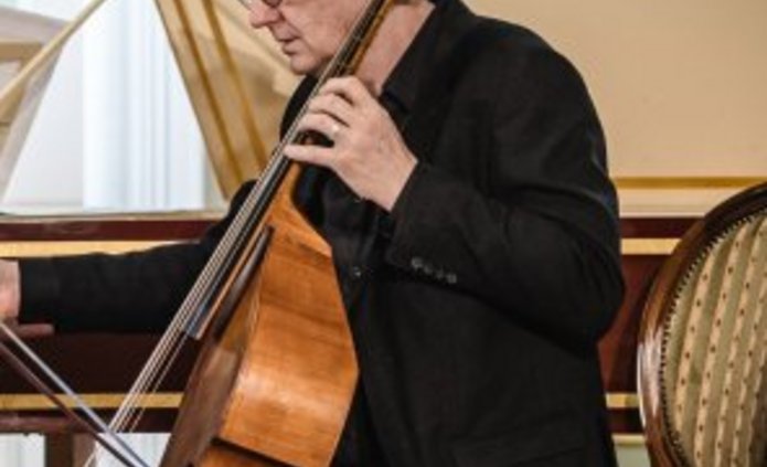 Mark Caudle grający na viola da gamba