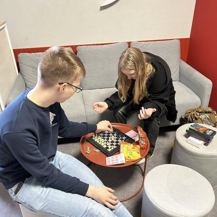 Młodzi ludzie grają w szachy.