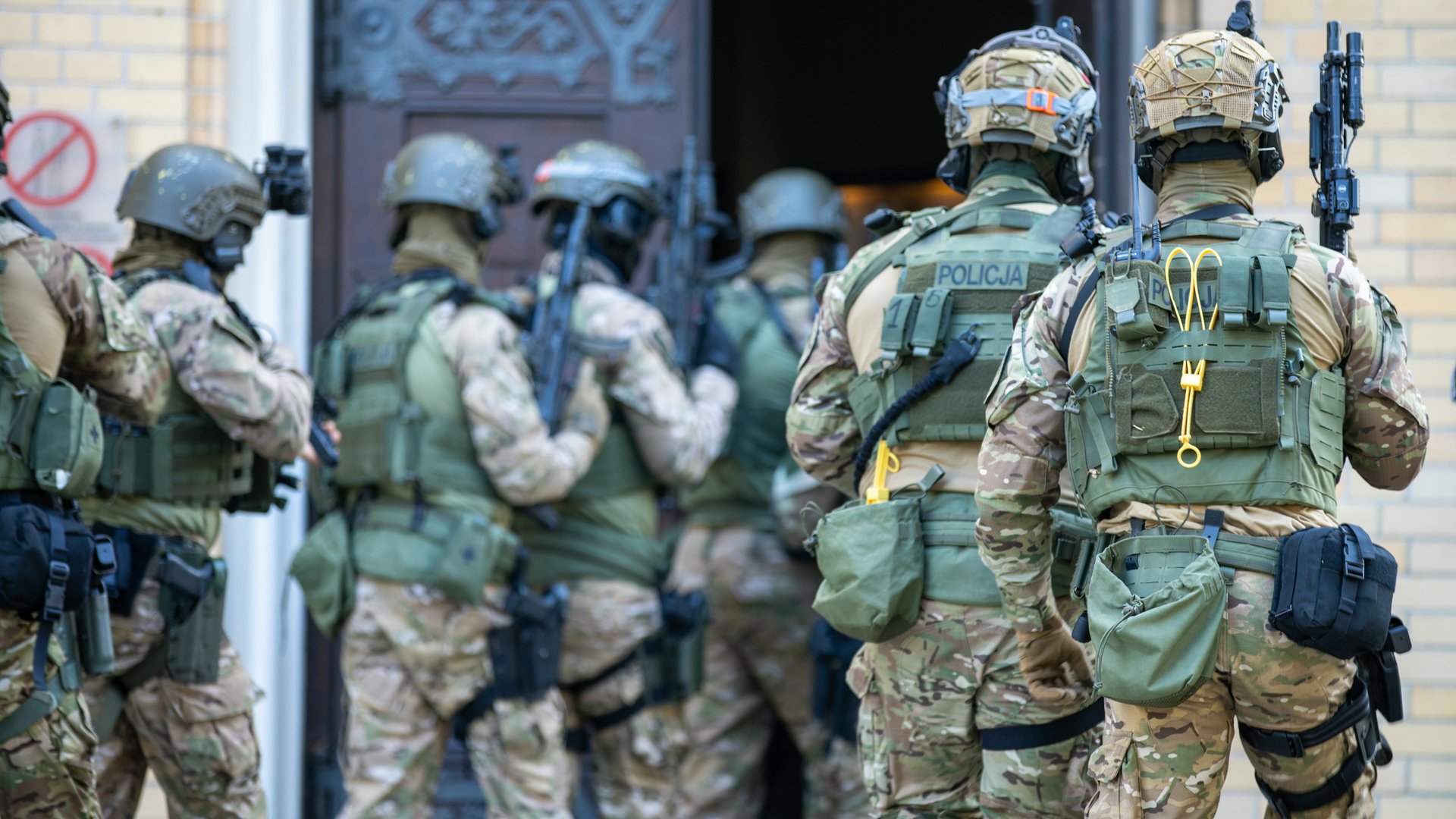 Police officers during the storming of the cathedral 