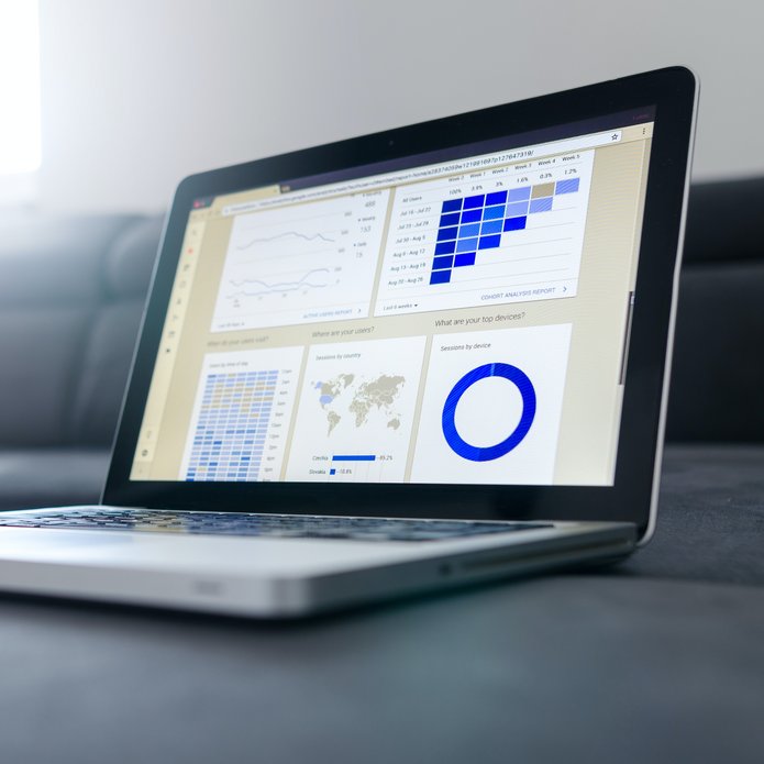 widok na laptop z tabelami