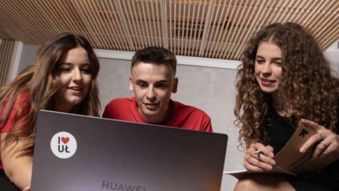 studenci przy laptopie - zdjęcie do wyborów uzupełniających URSS UŁ
