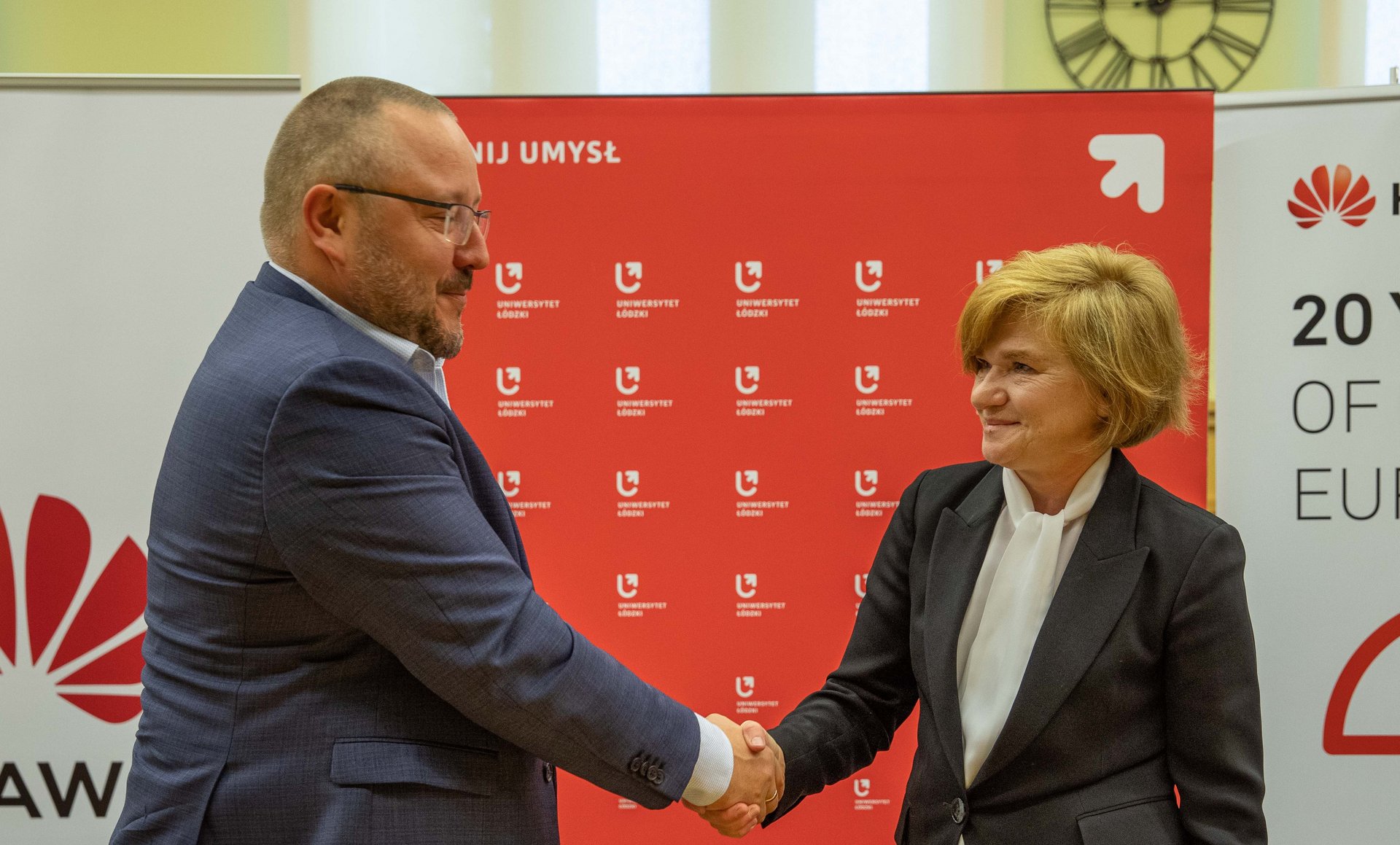 Przedstawiciel Huawei Polska i Rektor Uniwersytetu Łódzkiego