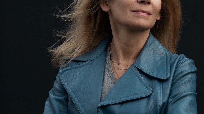 blondynka w śriednim wieku patrzy w prawy górny róg kadru