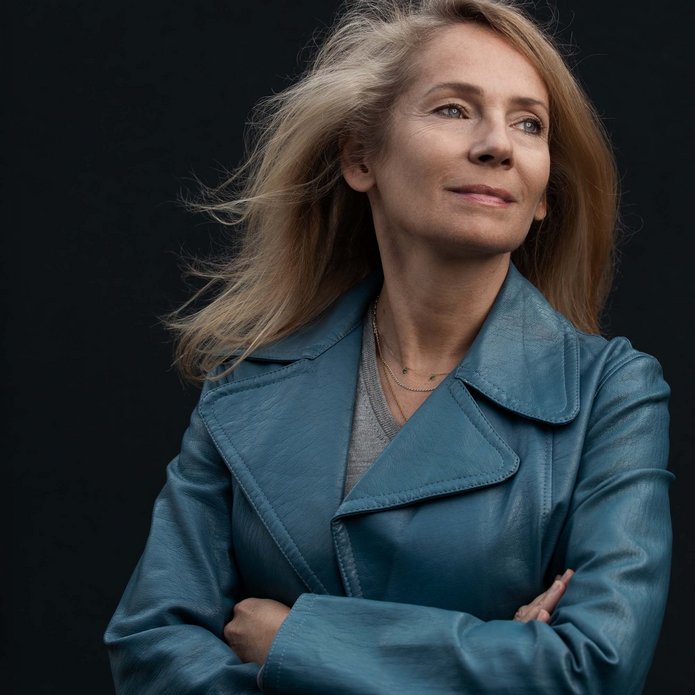 blondynka w śriednim wieku patrzy w prawy górny róg kadru