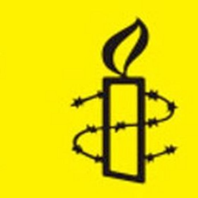 Grafika przedstawiającą świeczkę owiniętą drutem kolczastym