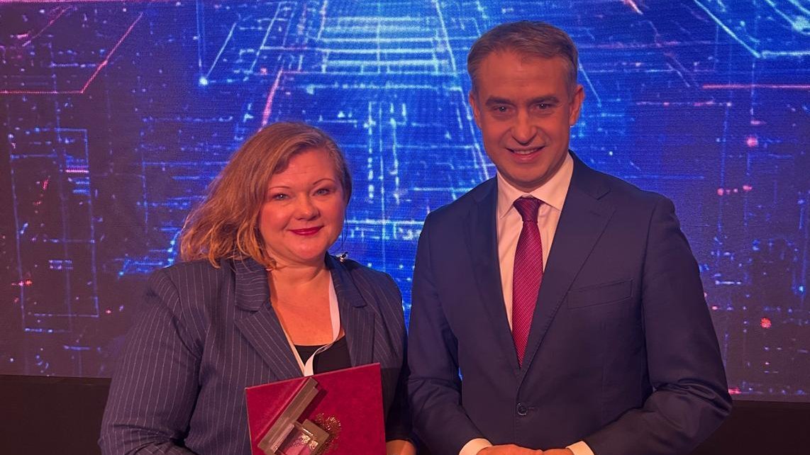 Profesor odbierająca nagrodę od ministra.