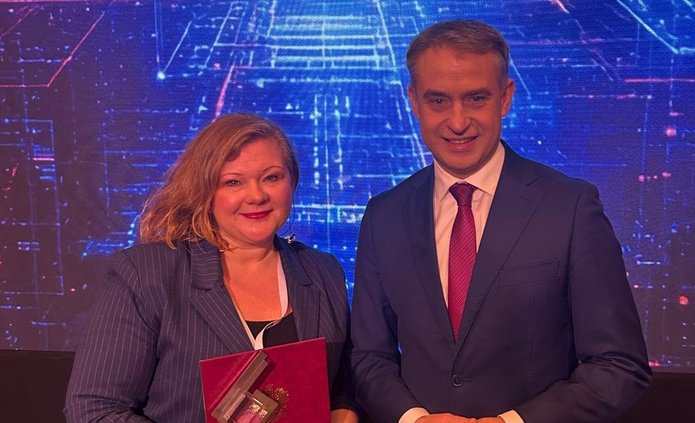 Prof. Sakowska-Baryla collecting the award from the Minister