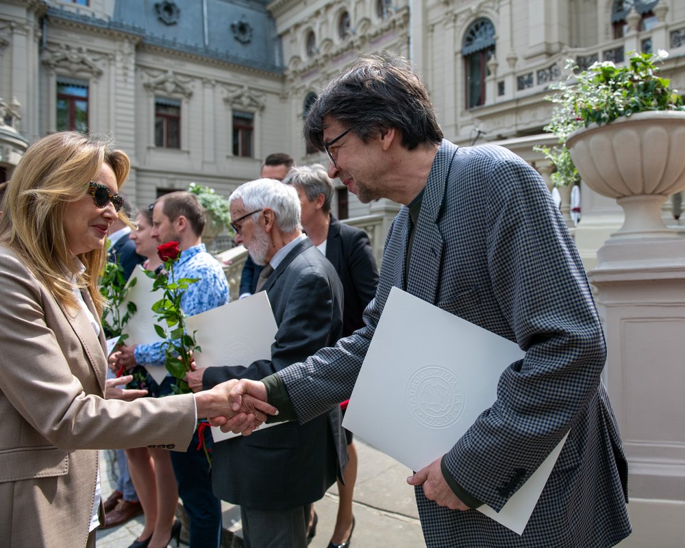 Dr Maciej Świerkocki odbiera gratulacje.