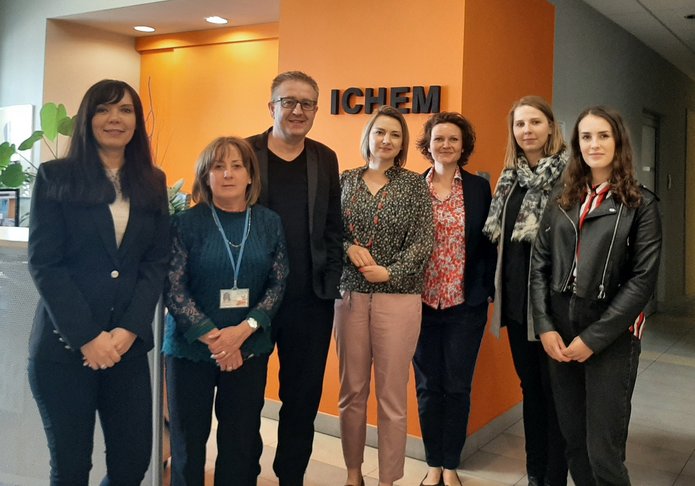 grupa osób w różnym wieku, członkowie zespołu projektowego