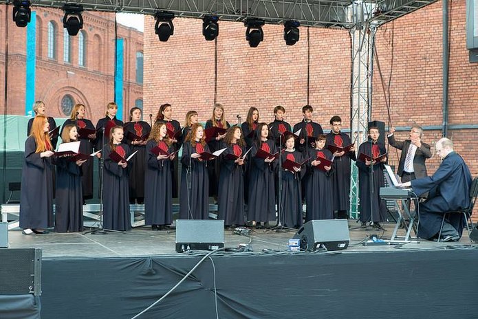 chór podczas występu