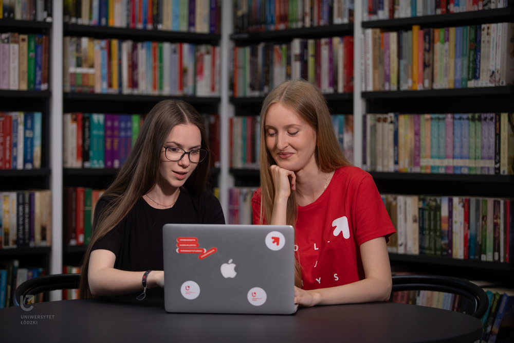 Dwie dziewczyny pracujące na laptopie