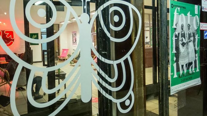 Drzwi do budynku z muralem motyla