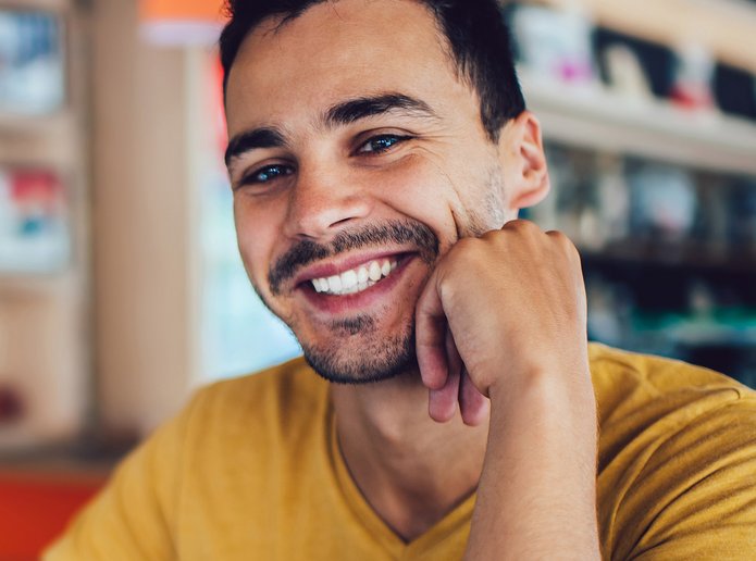 Uśmiechnięty mężczyzna