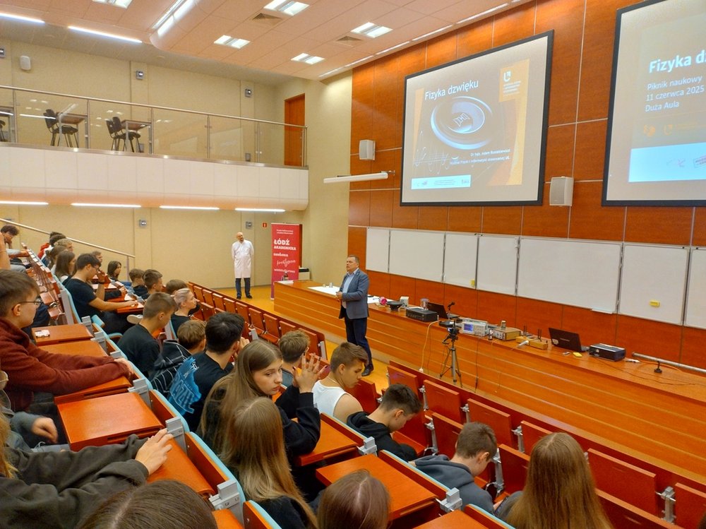 Dean of the Faculty, dr hab. Tomasz Gwizdałła, Associate Professor at the University of Lodz welcoming students and teachers to the Assembly Hall