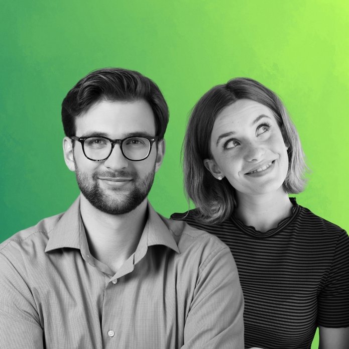 czarno-białe postaci mężczyzny w okularach i kobiety na zielonym tle 