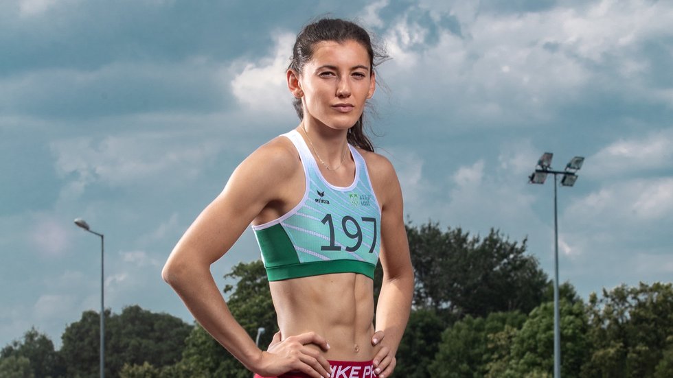 Dziewczyna w sportowym stroju na stadionie