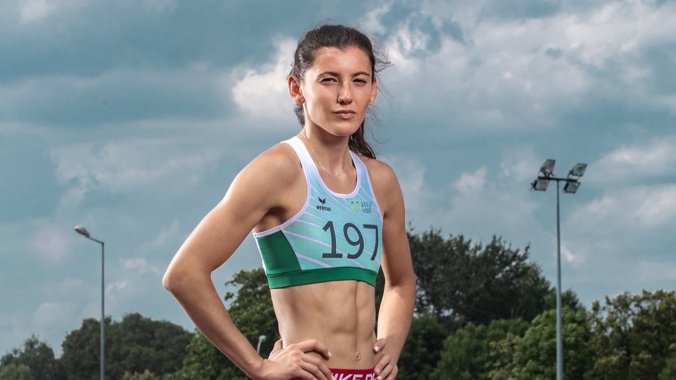 [Translate to English:] Dziewczyna w sportowym stroju na stadionie