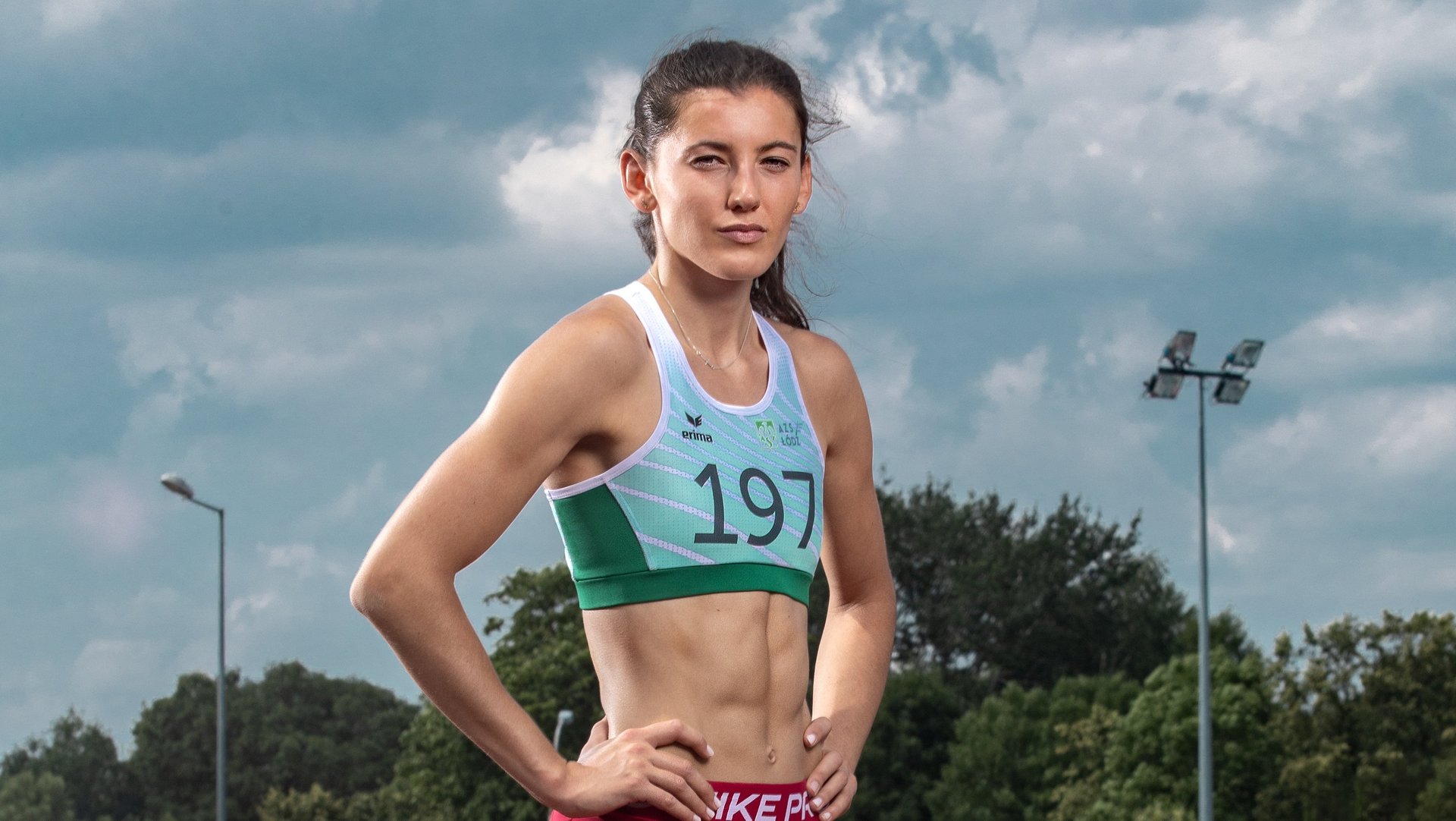 Dziewczyna w sportowym stroju na stadionie