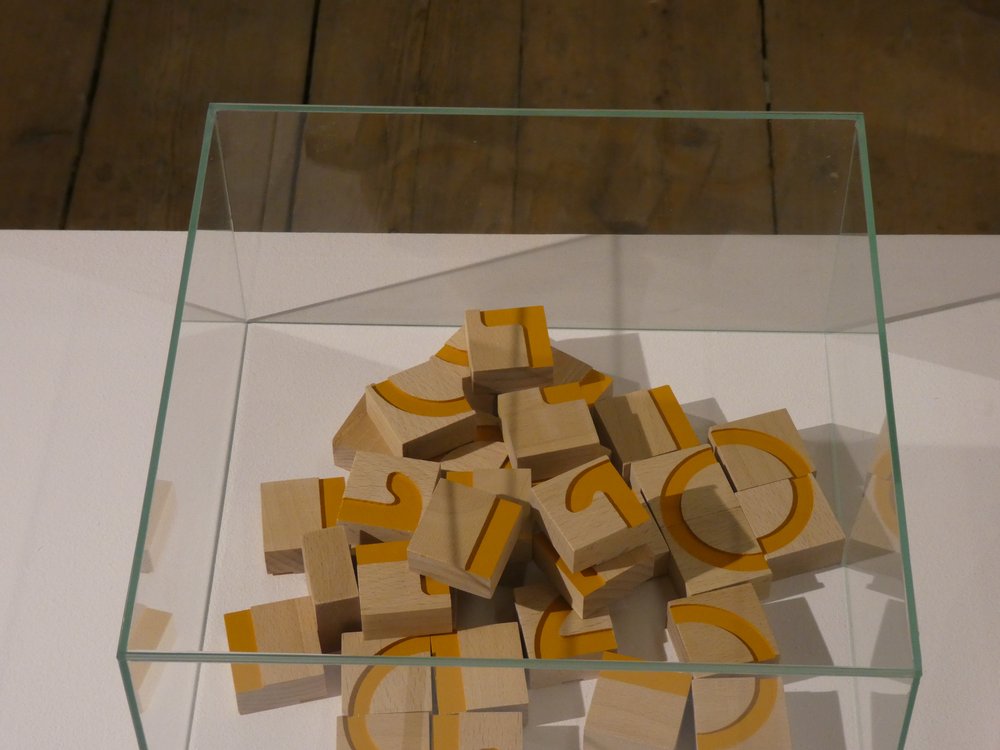 Klocki do nauki czytania w gablocie na wystawie ŁDF. 