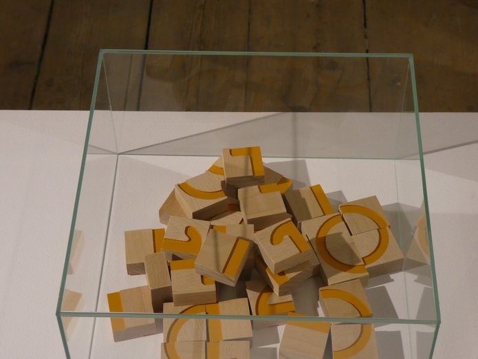 Klocki do nauki czytania w gablocie na wystawie ŁDF. 