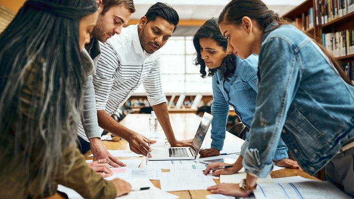 grupa młodych ludzi przy pracy