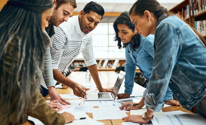 grupa młodych ludzi przy pracy