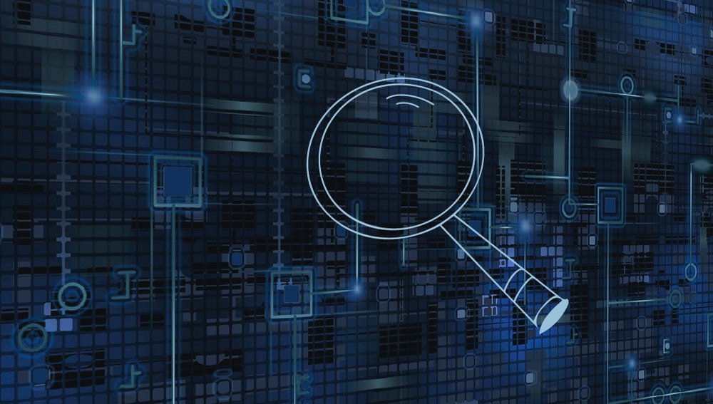 Lupa na tle wizualizacji danych.