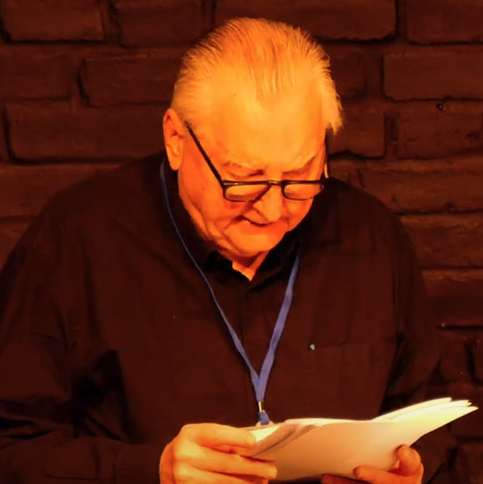 Stanley Gontarski podczas wygłaszania wykładu – zrzut ekranu z wideo.