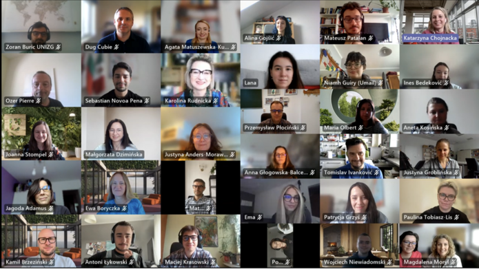 screenshot ze spotkania na Teams, uśmiechnięci ludzie