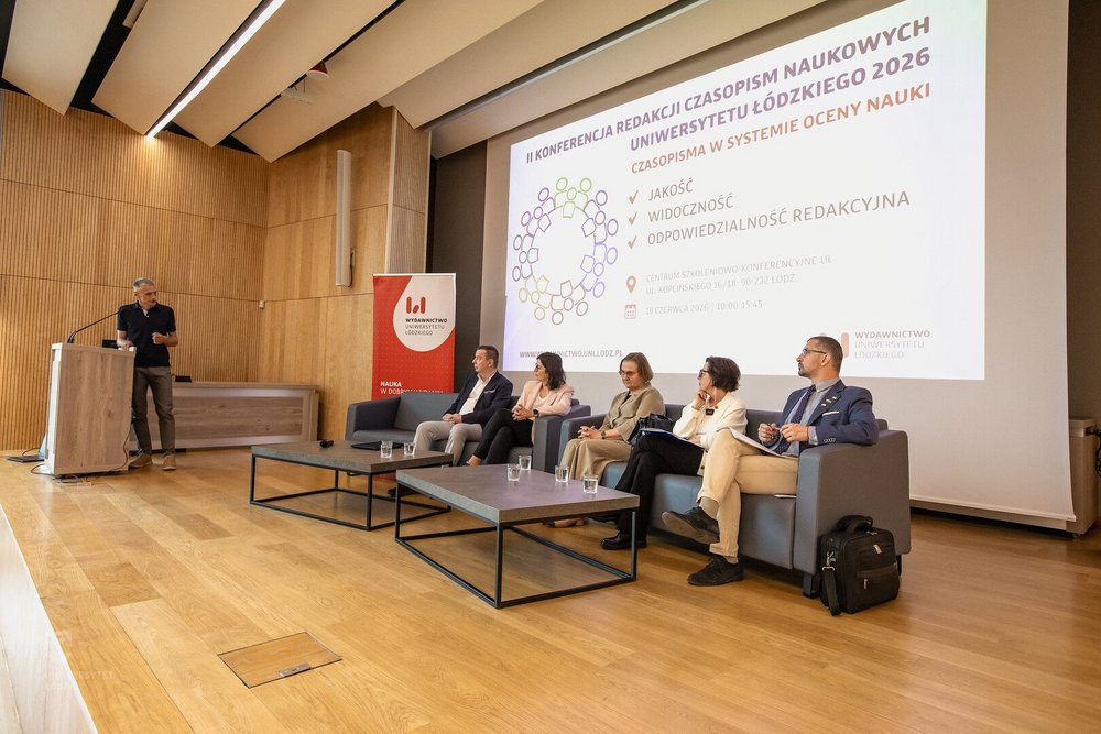 zdjęcie z uczestnikami konferencji
