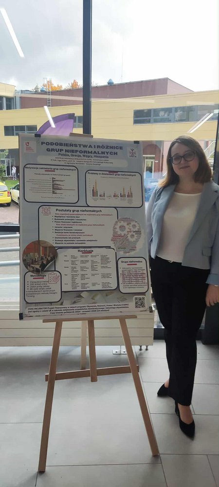 [Translate to English:] dr Agnieszka Murawska przy plakacie