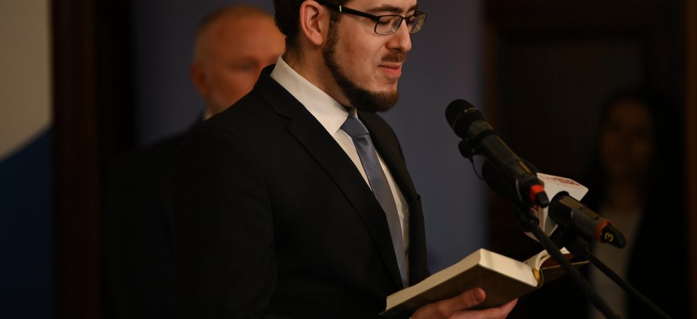 czytający mężczyzna