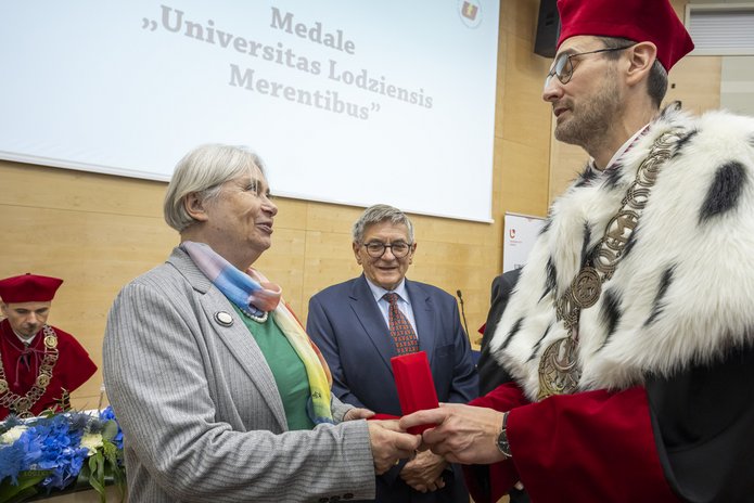 Rektor UŁ wręcza medale naukowcom